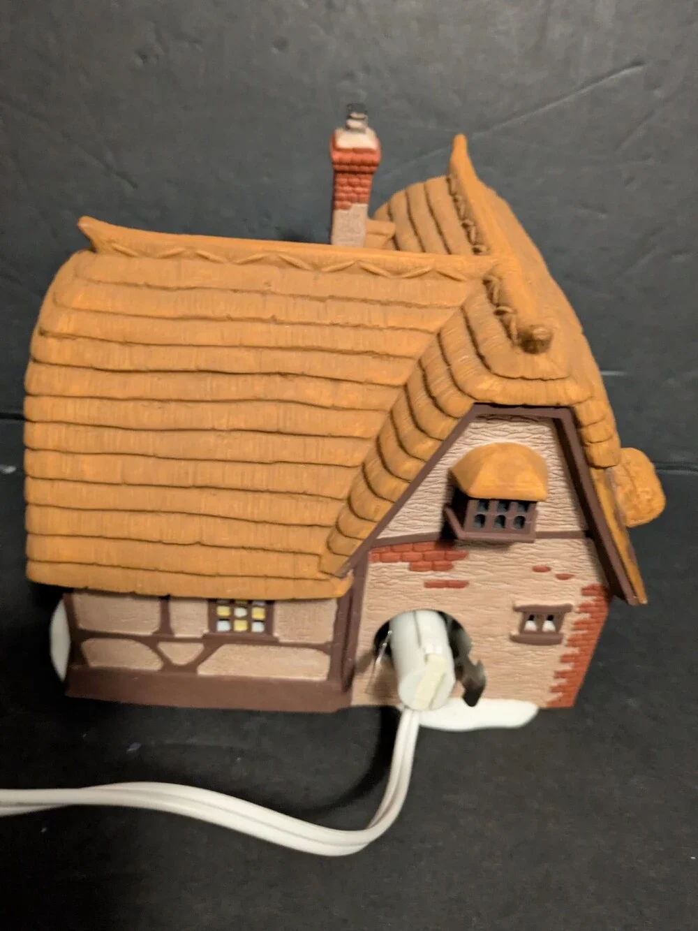 Department 56 COBB COTTAGE Dickins Village Series #5824-6 November 7 -11, 1996